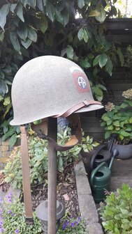Close-up van 82nd Airborne embleem op US M1C Paratrooper helm repro &ndash; Close-up of 82nd Airborne insignia on US M1C Parat
