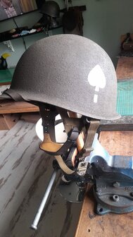 Ace of Spades markering op US M1C Paratrooper helm repro &ndash; Close-up of Ace of Spades insignia on US M1C Paratrooper helmet re