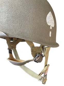 Ace of Spades markering op US M1C Paratrooper helm repro &ndash; Close-up of Ace of Spades insignia on US M1C Paratrooper helmet re