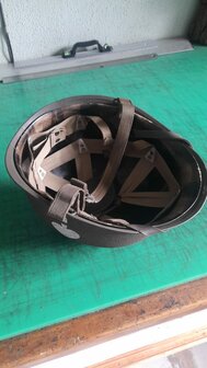 Ace of Spades markering op US M1C Paratrooper helm repro &ndash; Close-up of Ace of Spades insignia on US M1C Paratrooper helmet re