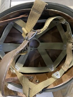 Close-up van 82nd Airborne embleem op US M1C Paratrooper helm repro &ndash; Close-up of 82nd Airborne insignia on US M1C Parat