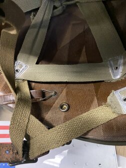 Close-up van 82nd Airborne embleem op US M1C Paratrooper helm repro &ndash; Close-up of 82nd Airborne insignia on US M1C Parat