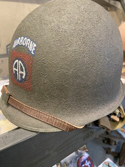 Close-up van 82nd Airborne embleem op US M1C Paratrooper helm repro &ndash; Close-up of 82nd Airborne insignia on US M1C Parat