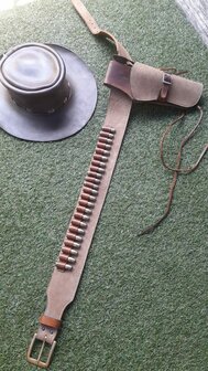 Full Western belt with cartridge loops and matching hat &ndash; Clint Eastwood style
