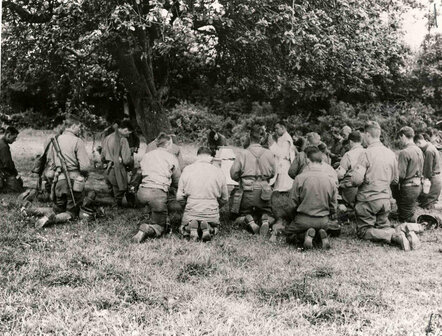 Amerikaanse soldaten in gebed tijdens veldmis, Tweede Wereldoorlog &ndash; US troops praying during field mass, World War II