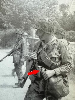 Amerikaanse paratrooper met witte tape rond granaat &ndash; U.S. paratrooper with white tape wrapped grenade (WW2)