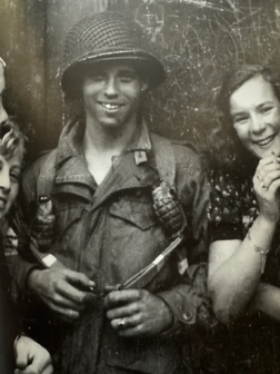 Amerikaanse paratrooper met witte tape rond granaat &ndash; U.S. paratrooper with white tape wrapped grenade (WW2)