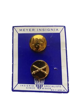 US Army Infantry collar disks with US and crossed rifles on original Meyer Insignia card
