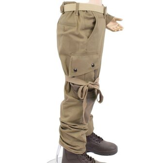 Side view of children&rsquo;s US WW2 paratrooper M42 trousers with cargo pocket and leg