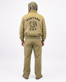 Mannequin in tanker jacket met Montana U.S.A. rugopdruk in studio-opstelling