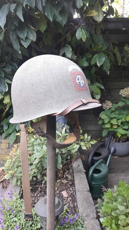 Close-up van 82nd Airborne embleem op US M1C Paratrooper helm repro – Close-up of 82nd Airborne insignia on US M1C Parat