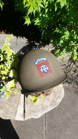Close-up van 82nd Airborne embleem op US M1C Paratrooper helm repro – Close-up of 82nd Airborne insignia on US M1C Parat