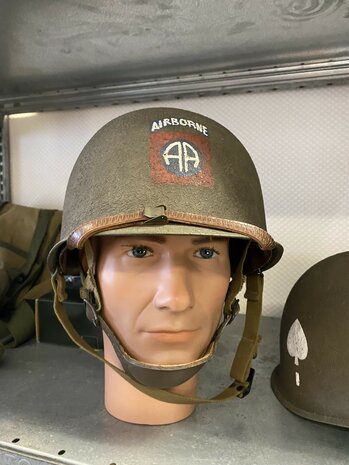 Close-up van 82nd Airborne embleem op US M1C Paratrooper helm repro – Close-up of 82nd Airborne insignia on US M1C Parat