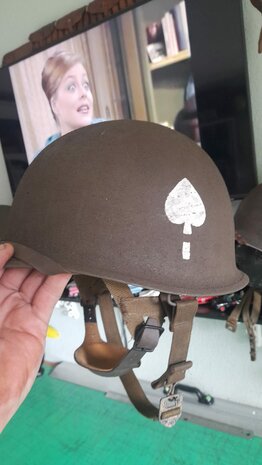 Ace of Spades markering op US M1C Paratrooper helm repro – Close-up of Ace of Spades insignia on US M1C Paratrooper helmet re