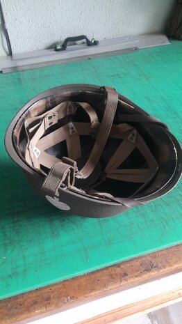 Ace of Spades markering op US M1C Paratrooper helm repro – Close-up of Ace of Spades insignia on US M1C Paratrooper helmet re