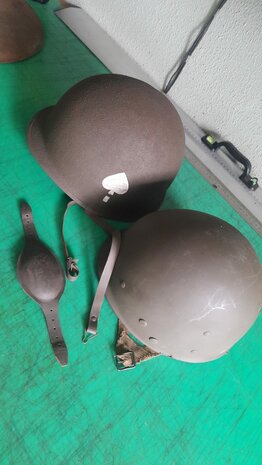 Ace of Spades markering op US M1C Paratrooper helm repro – Close-up of Ace of Spades insignia on US M1C Paratrooper helmet re