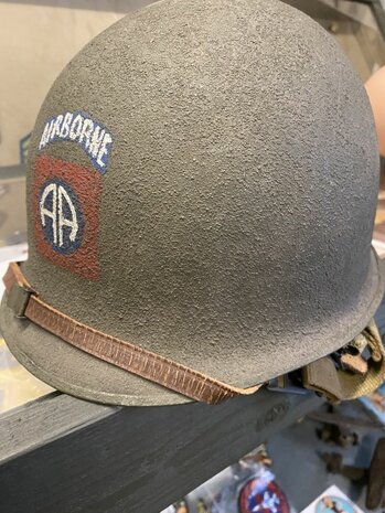 Close-up van 82nd Airborne embleem op US M1C Paratrooper helm repro – Close-up of 82nd Airborne insignia on US M1C Parat