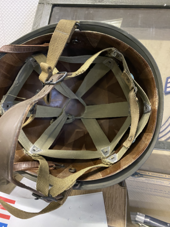 Close-up van 82nd Airborne embleem op US M1C Paratrooper helm repro – Close-up of 82nd Airborne insignia on US M1C Parat