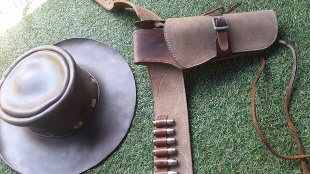 Full Western belt with cartridge loops and matching hat – Clint Eastwood style
