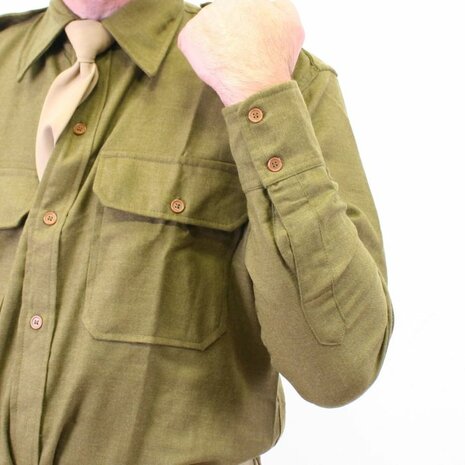 American WW2 Officers Field Shirt – close-up wool gabardine fabric and stitching