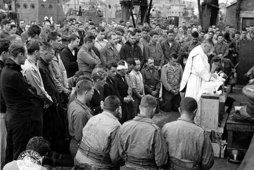 Amerikaanse soldaten in gebed tijdens veldmis, Tweede Wereldoorlog – US troops praying during field mass, World War II