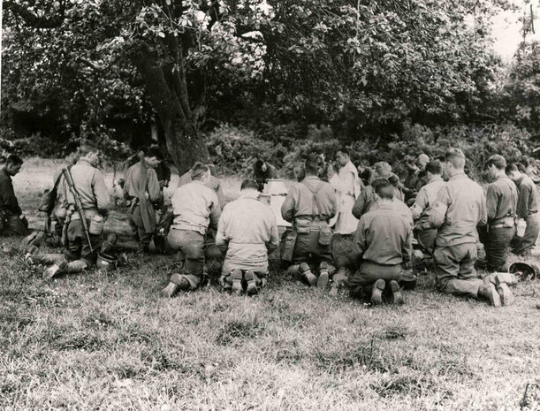 Amerikaanse soldaten in gebed tijdens veldmis, Tweede Wereldoorlog – US troops praying during field mass, World War II