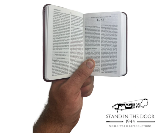 Amerikaanse soldaten in gebed tijdens veldmis, Tweede Wereldoorlog – US troops praying during field mass, World War II