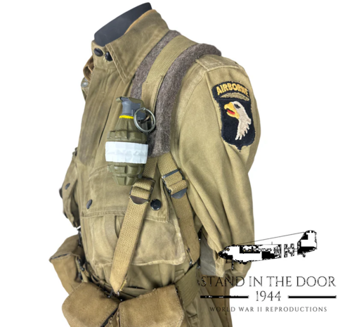 Amerikaanse paratrooper met witte tape rond granaat – U.S. paratrooper with white tape wrapped grenade (WW2)