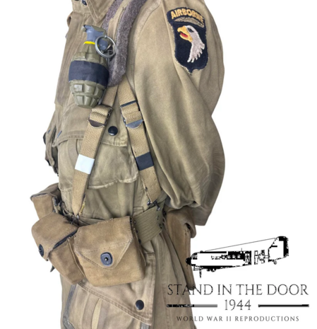 Amerikaanse paratrooper met witte tape rond granaat – U.S. paratrooper with white tape wrapped grenade (WW2)