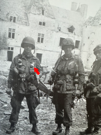 Amerikaanse paratrooper met witte tape rond granaat – U.S. paratrooper with white tape wrapped grenade (WW2)