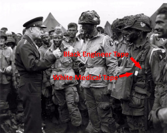 Amerikaanse paratrooper met witte tape rond granaat – U.S. paratrooper with white tape wrapped grenade (WW2)