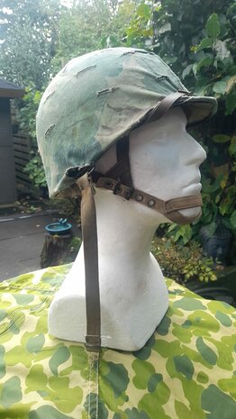 US Vietnam paratrooper helmet with Mitchell cover