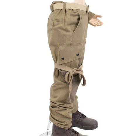 Side view of children&rsquo;s US WW2 paratrooper M42 trousers with cargo pocket and leg