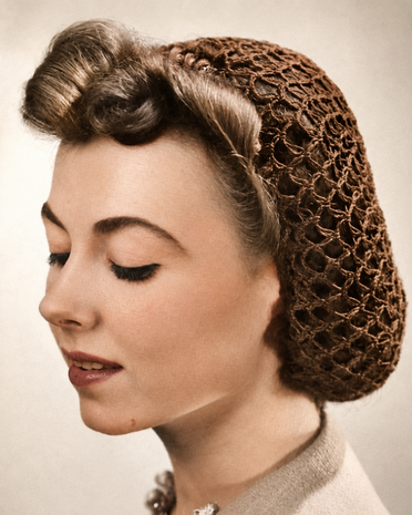 Zwart haarnetje snood in jaren 40 stijl gedragen met vintage kapsel / Black 1940s style hair snood worn with vintage hairstyle