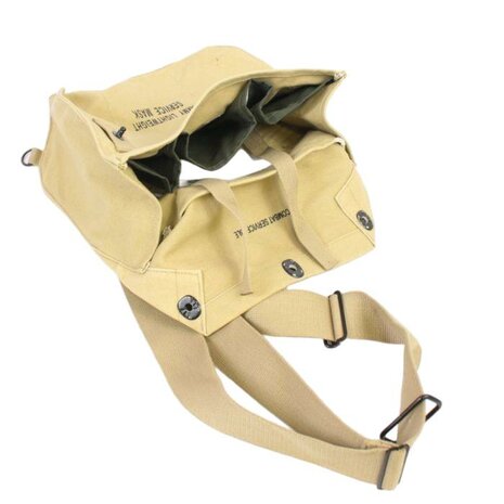 Amerikaanse WO2 canvas gasmaskertas met drukknopen en schouderband / American WWII canvas gas mask bag with press studs and sho
