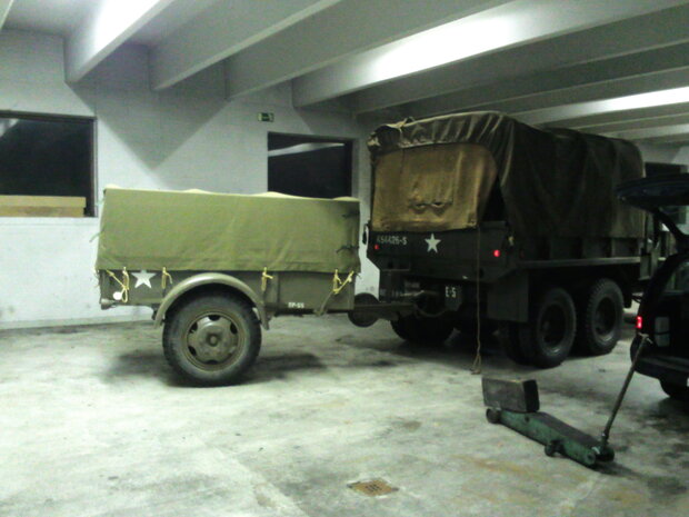 WW2 G518 Ben Hur Trailer with canvas cover behind GMC CCKW