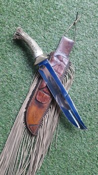 Western Knife “SIOUX” – Custom Bowie met Skull Antler Grip & Fringed Leather Sheath